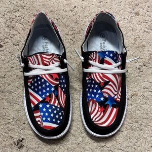 NWOT  Kids Fashion shoes Patriotic Sneakers with Stars and Stripes Sz 2